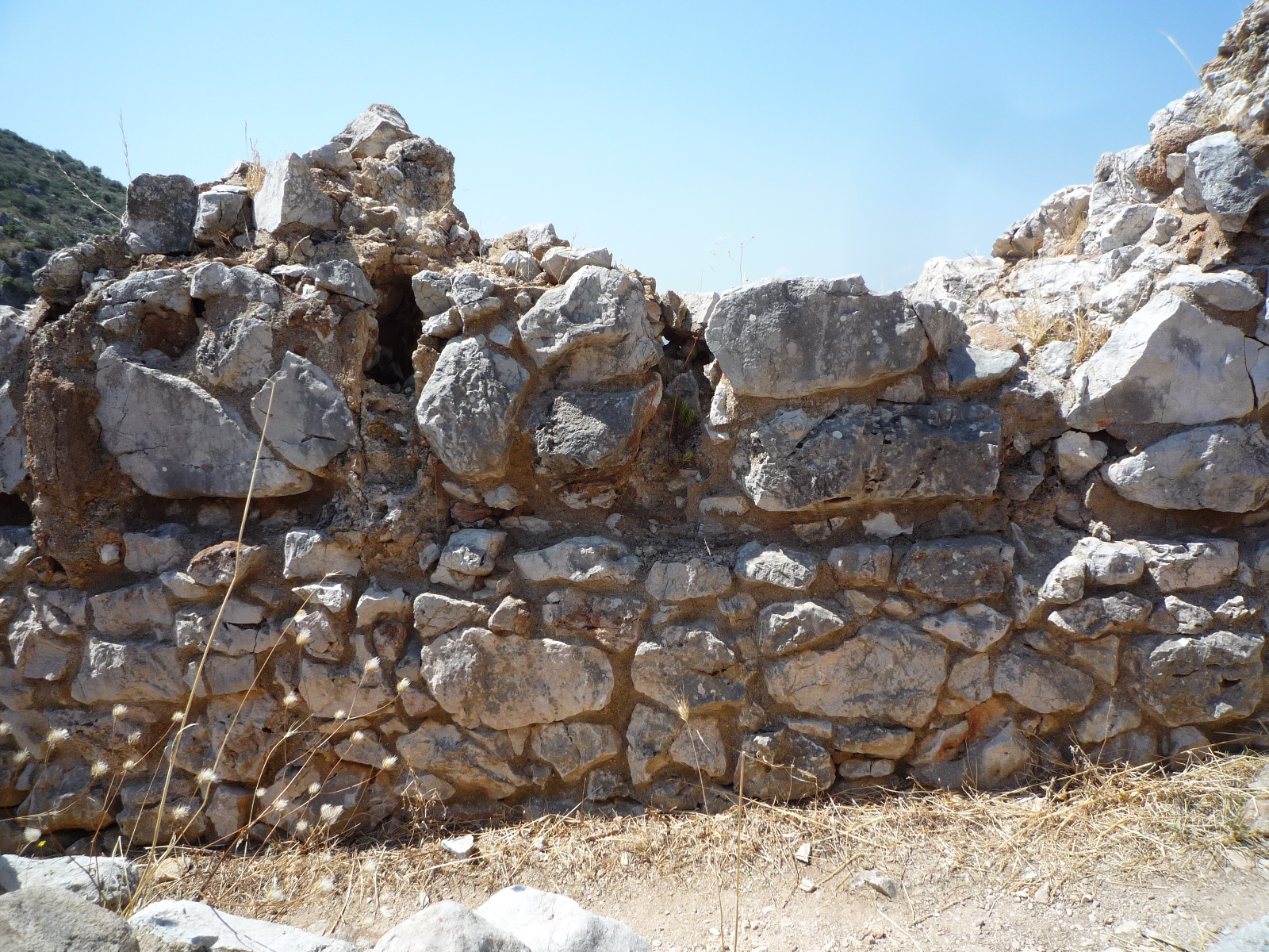 Vides laissés par les pièces de bois dans un mur de moellons de la maison aux colonnes de Mycènes (HRIIIA-B). Grèce continentale. Photo S. Rougier-Blanc août 2015. 